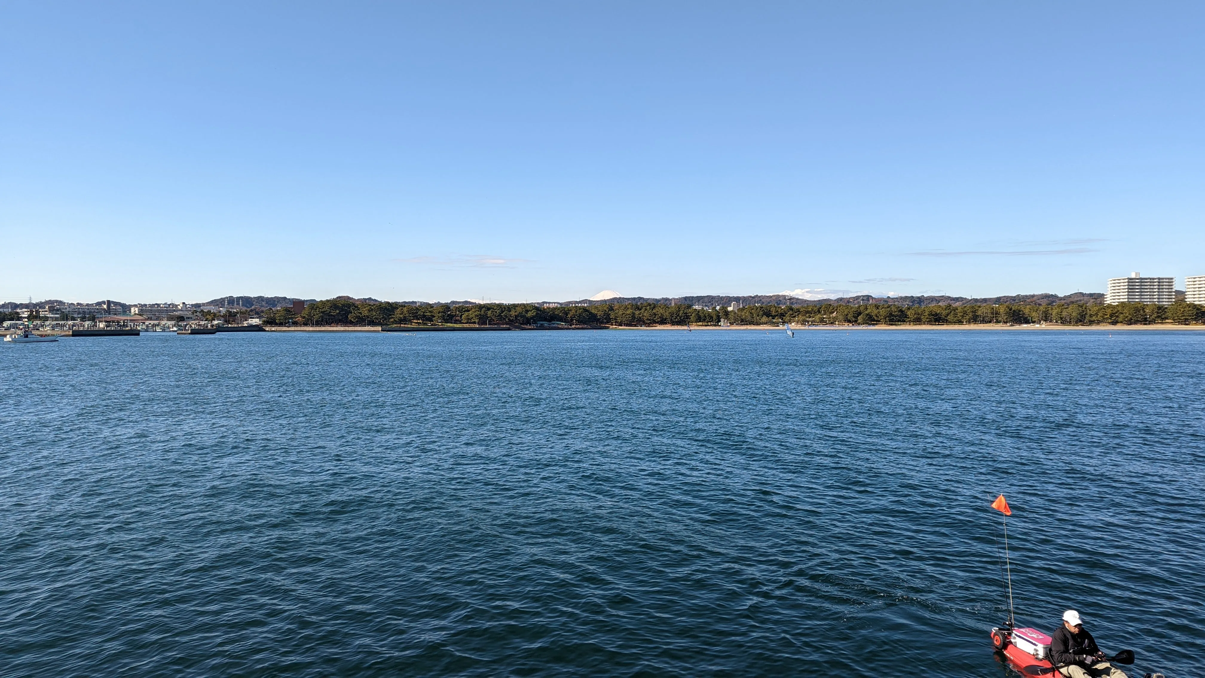 金沢区の海の公園を東側から望む風景。海の向こうに公園の緑と富士山が見える